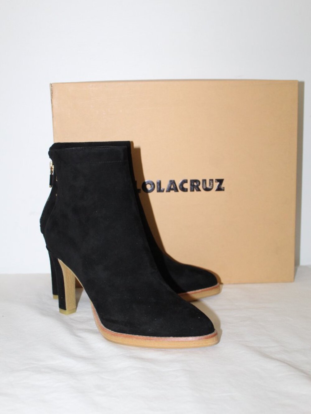 NWB Lola Cruz Black Suede Leather Booties Heeled Boots Back Zip 40